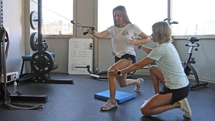 L’entrenador personal guanya pes en el fitnes