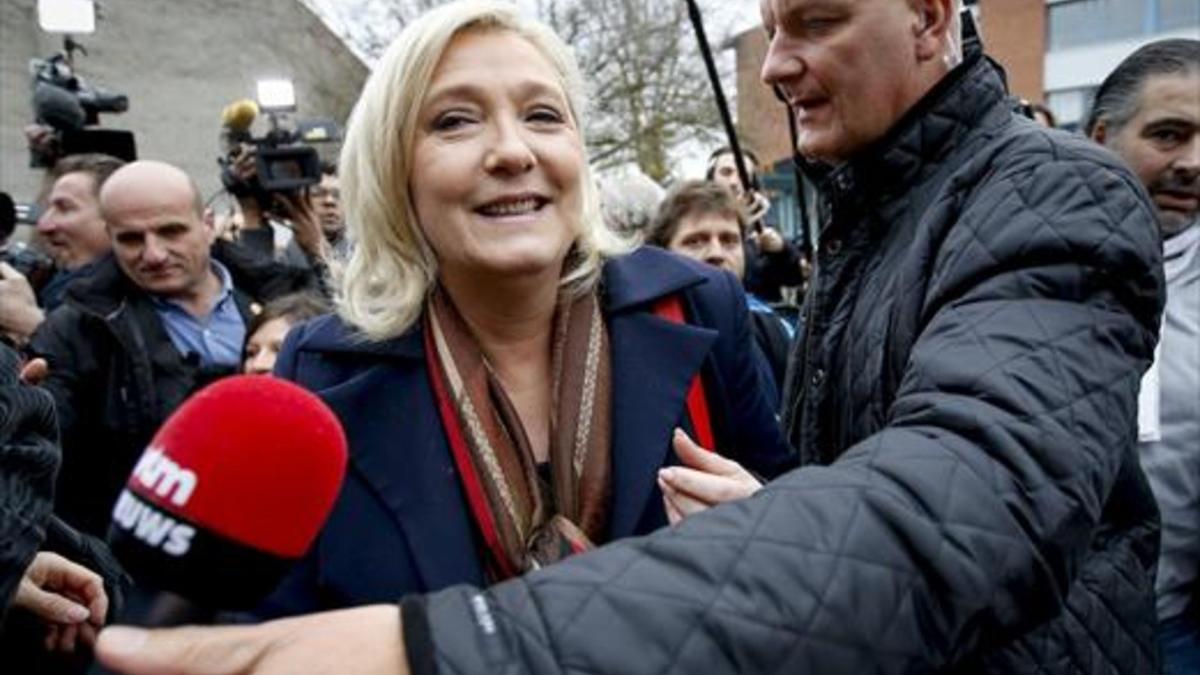 Marine Le Pen, protegida por su guardaespaldas, Thierry Légier, en una imagen de archivo.