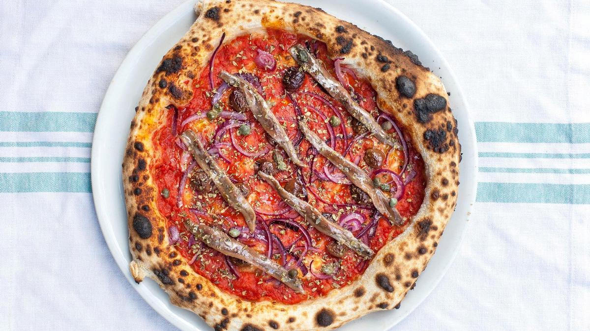 Pizza Manel de La Balmesina: tomate, anchoas, alcaparras y cebolla roja.