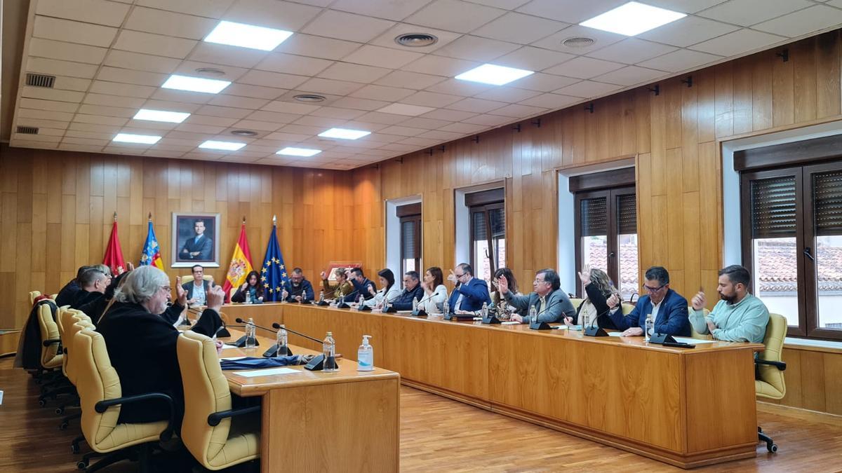 El pleno extraordinario celebrado por el Ayuntamiento de Elda en la lluviosa mañana de este viernes.