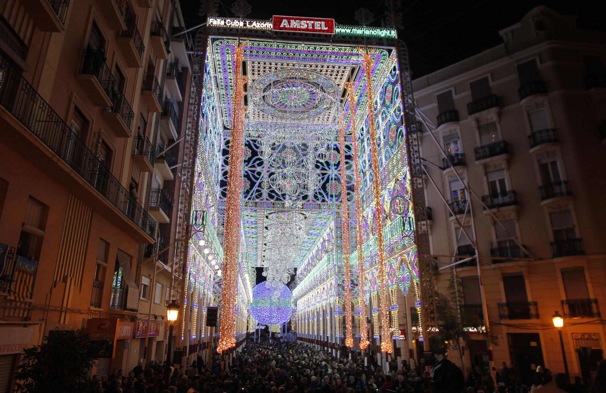 Galería nostálgica de las calles iluminadas en Fallas (2010-2020)