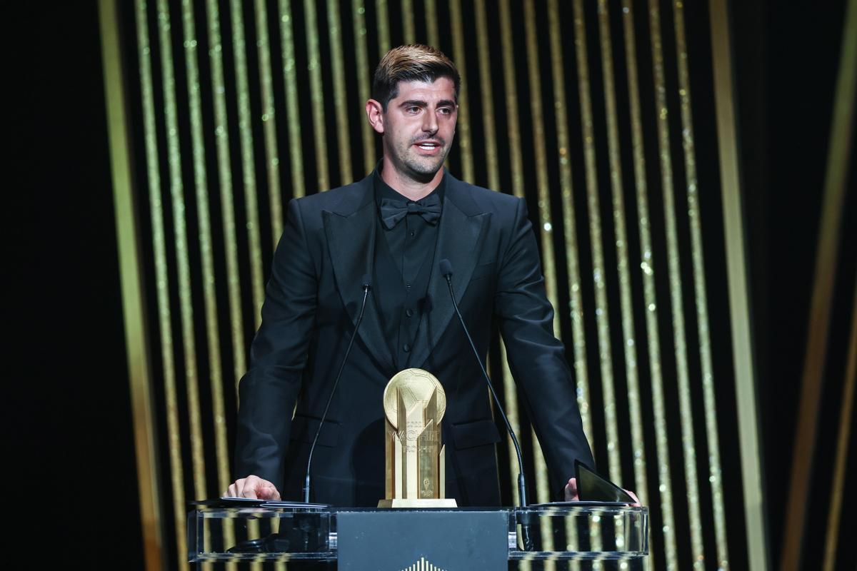Paris (France), 17/10/2022.- Thibaut Courtois of Real Madrid addresses the audience after winning the Yashin Trophy for the best goalkeeper during the Ballon d’Or ceremony in Paris, France, 17 October 2022. For the first time the Ballon d’Or, presented by the magazine France Football, will be awarded to the best players of the 2021-22 season instead of the calendar year. (Francia) EFE/EPA/Mohammed Badra