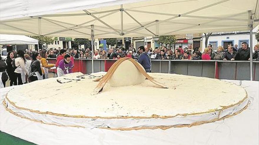 Fernán Núñez celebra el Jueves Lardero con un hornazo de 5,45 metros