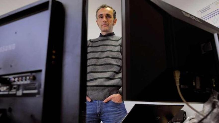 Francisco Ortín, en su despacho, entre dos ordenadores.