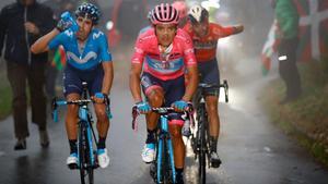 Richard Carapaz, de rosa, con Mikel Landa y Vicenzo Nibali, en el Mortirolo.