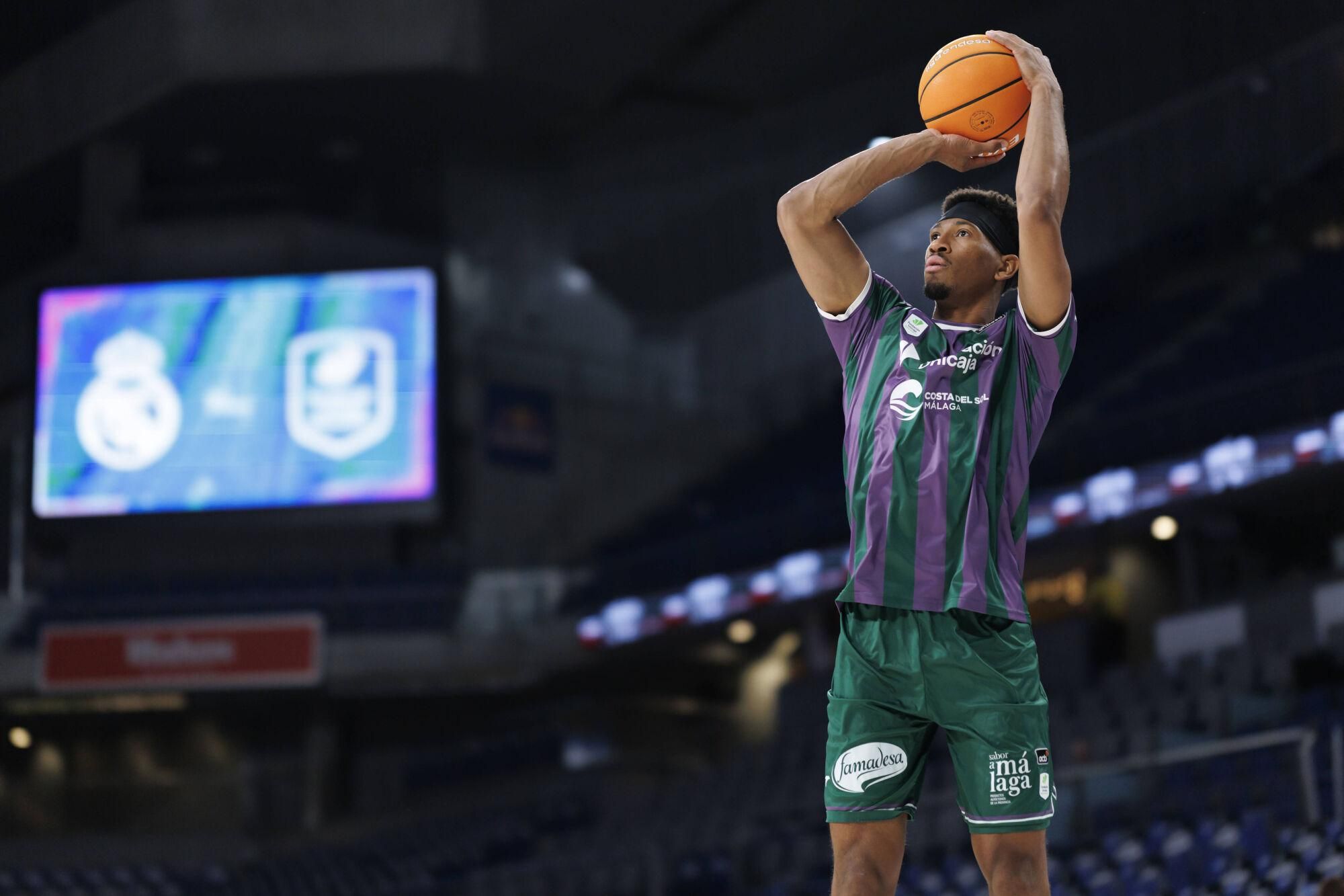 Llegada del Unicaja al Movistar Arena y calentamiento de los verdes