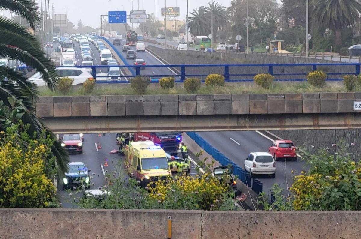Accidente por un choque múltiple en la TF-5, a la altura del aeropuerto en dirección a Santa Cruz de Tenerife
