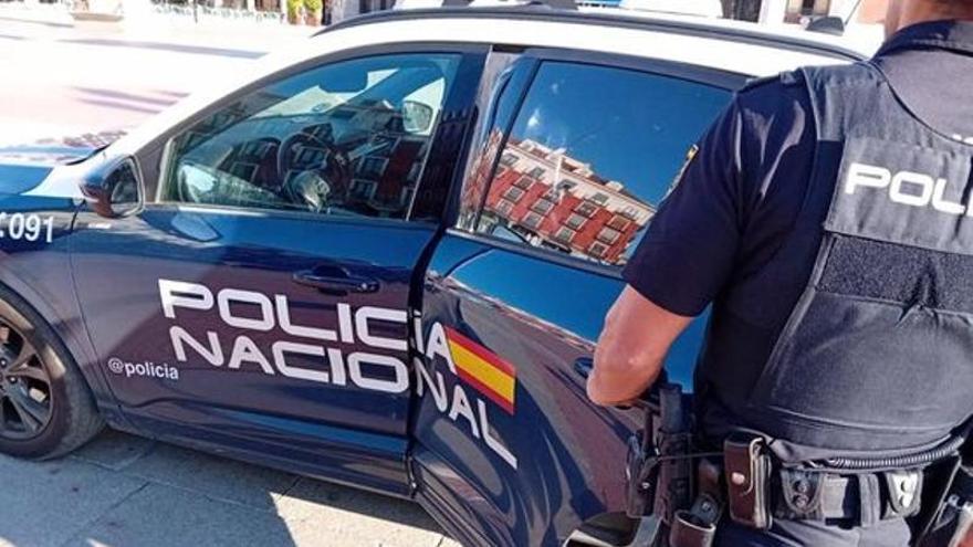 Dos policías de paisano detienen al sospechoso de agredir sexualmente a una menor y amenazar a la camarera de la confitería de Molina de Segura donde estaban comiendo