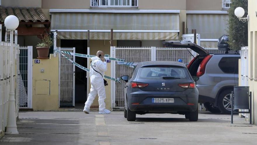 Agentes de la Guardia Civil ayer en el domicilio de Almassora donde ocurrió el crimen.