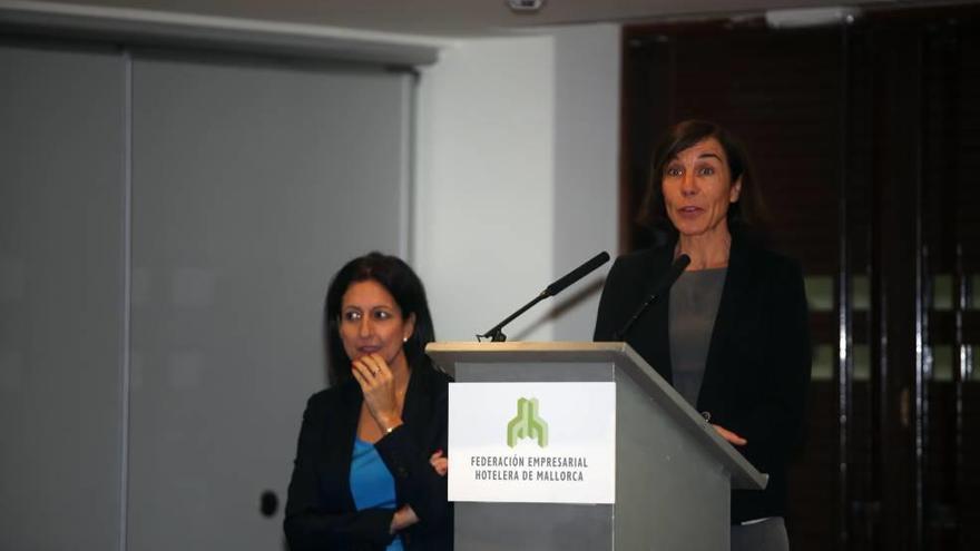 Inmaculada Benito y Pilar Carbonell abren el acto .