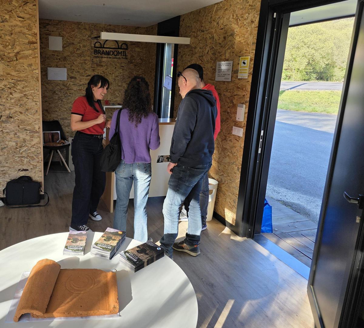 Visitantes na oficina cultural e turística de Brandomil, en Zas.