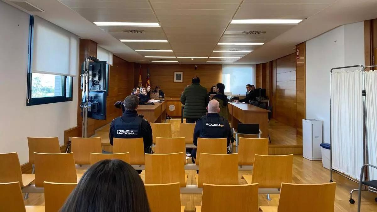 El acusado de intento de homicidio, junto a su intérprete en el juicio en la Audiencia Provincial.