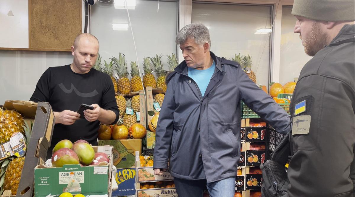 Andrei y David compran un cargamento de fruta para entregar a un hospital.