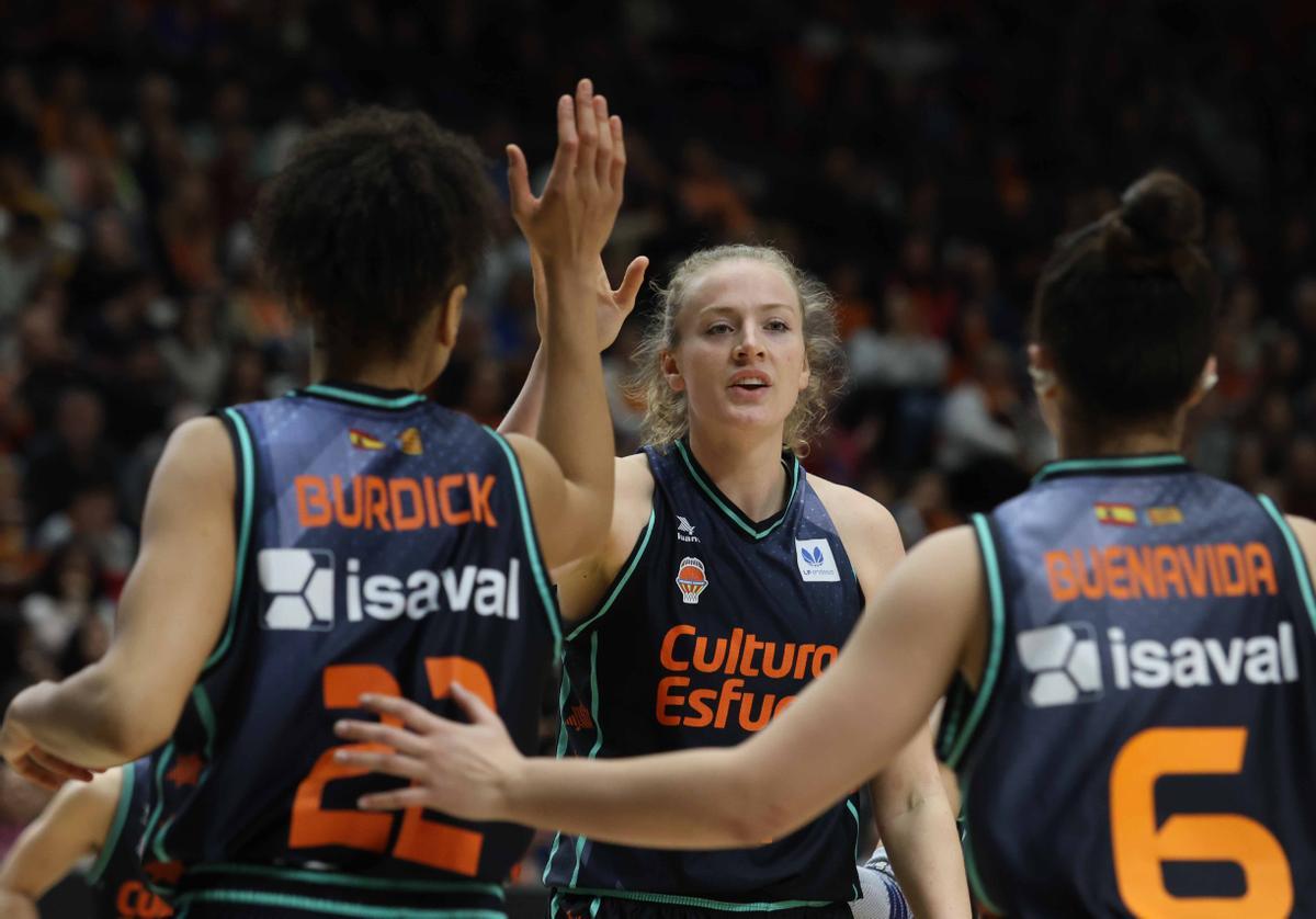 Burdick, Gülich y Buenavida, en el partido ante el Spar Girona