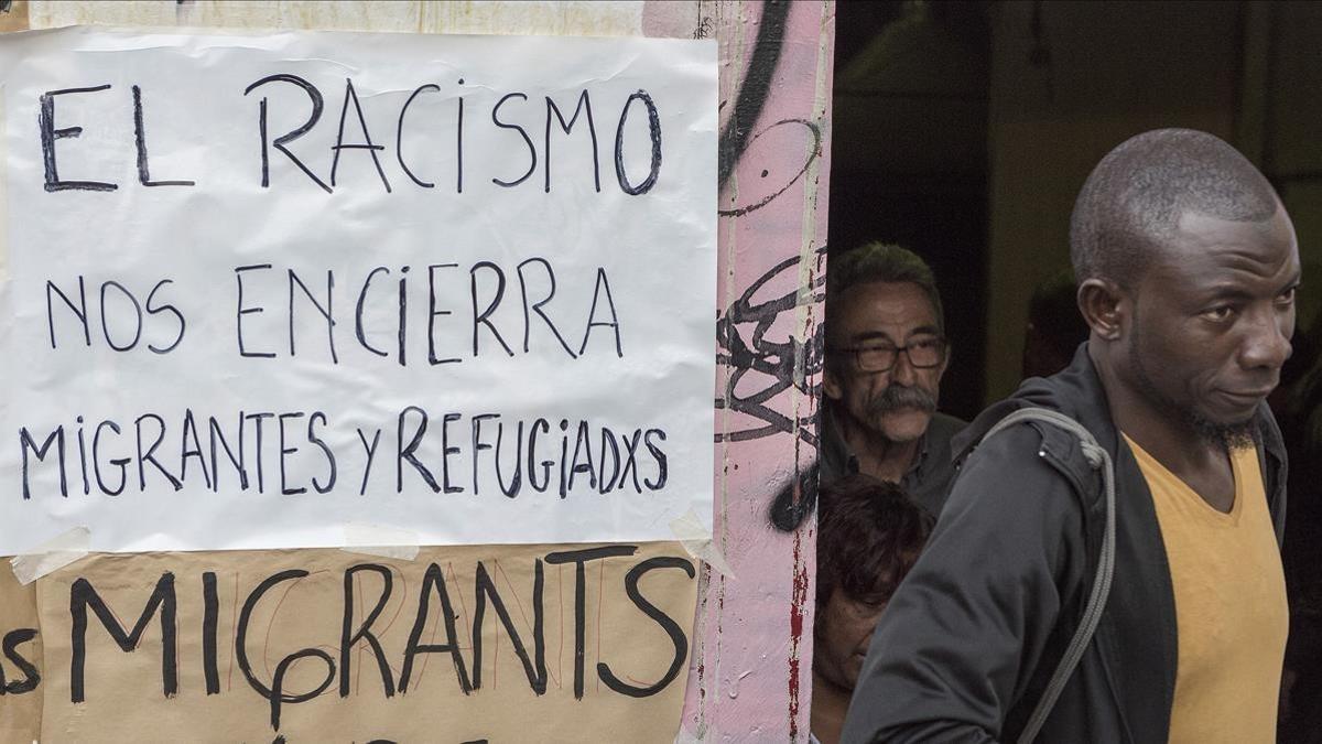 Los inmigrantes de la Escola Massana protestan ante la subdelegación del Gobierno de Barcelona