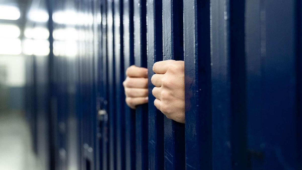 Un detenido en un calabozo de Mossos