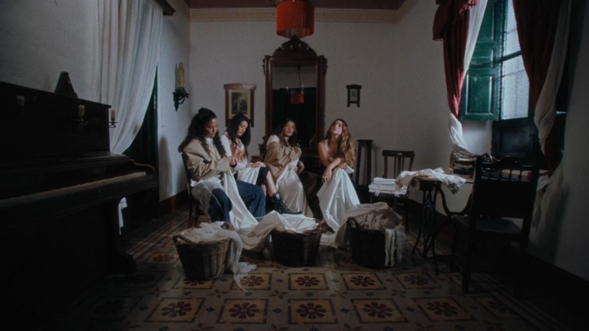 Vídeo | La Casa de Bernarda Alba inspira el nuevo videoclip de Lola Índigo en Granada