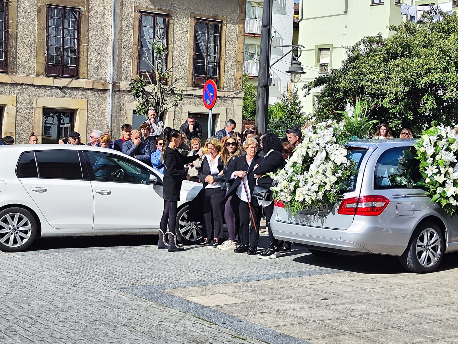 Sentido adiós a Daniel Diego Vigil en la Pola, con el féretro a hombros de sus amigos.