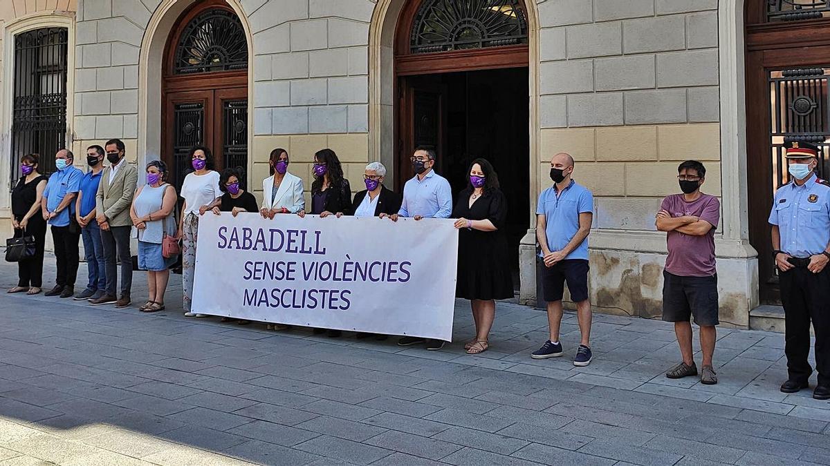 L’Ajuntament de Sabadell va organitzar un minut de silenci en solidaritat amb la víctima. | ALBERT SEGURA LORRIO