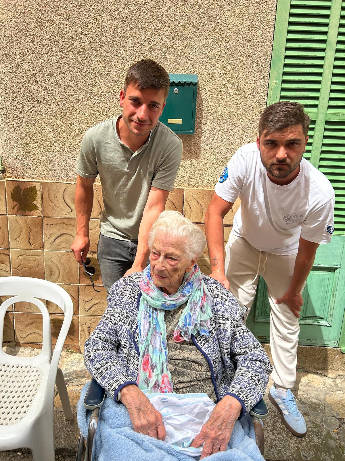 La centenaria con sus nietos, Jaume y Josep.