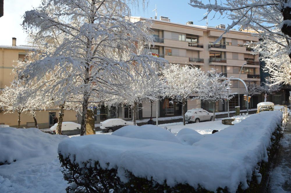 Berga es desperta coberta de neu