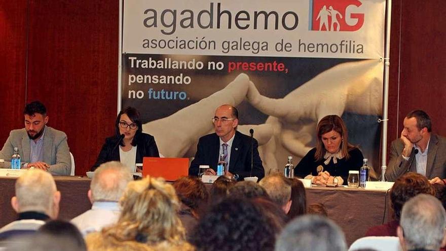 Jesús Vázquez Almuíña (centro), ayer, en la clausura de la asamblea.