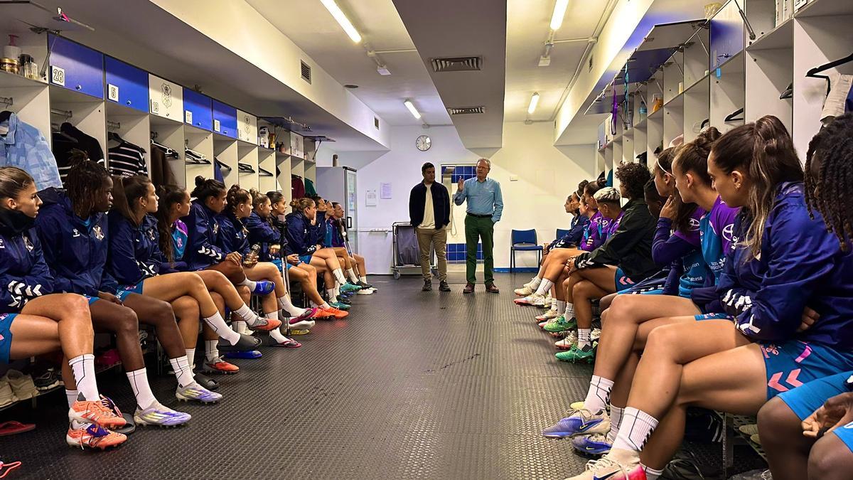 La visita de Rayco García y Sergio Batista a las jugadoras del Costa Adeje.