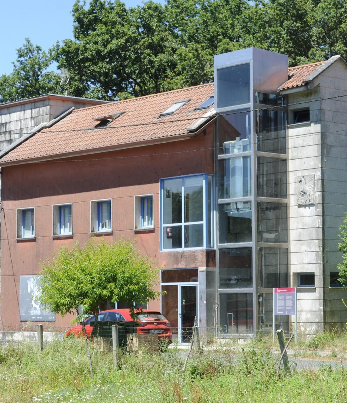 El albergue, situado junto a la Carballeira do Campo do Medio. | BERNABÉ/ JAVIER LALÍN
