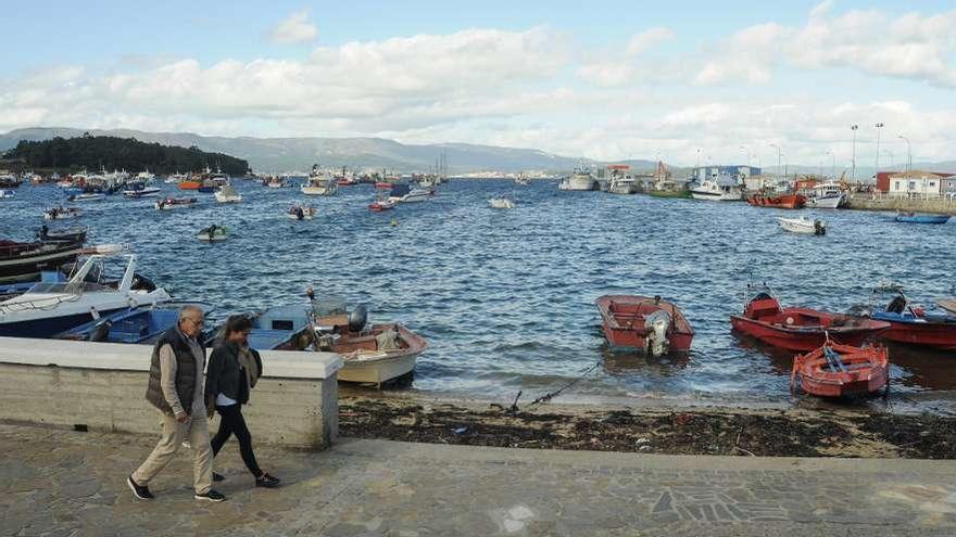 Zona del paseo marítimo de A Illa donde se detectó el vertido de gasóleo. // Iñaki Abella