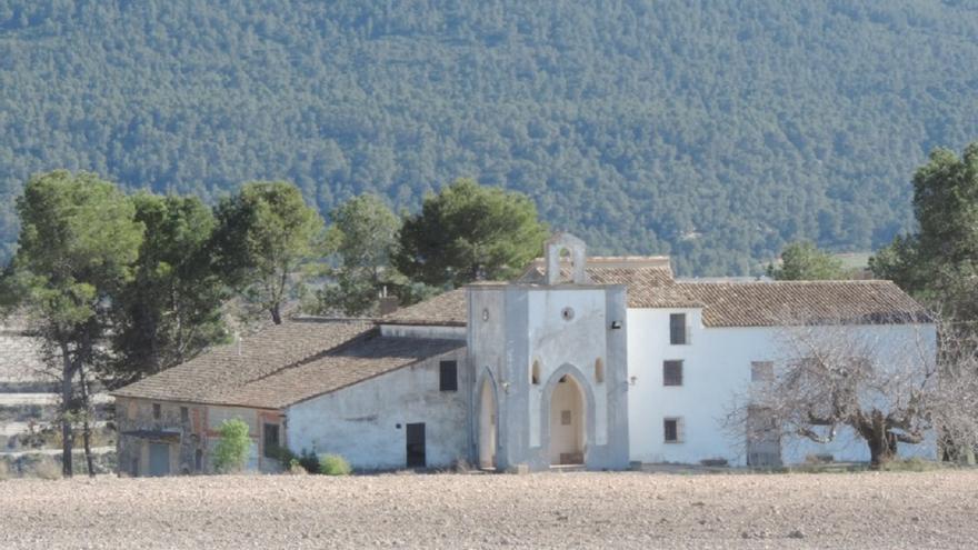 El pleito entre la Iglesia y una bodega paraliza la recuperación de una histórica finca en les Alcusses