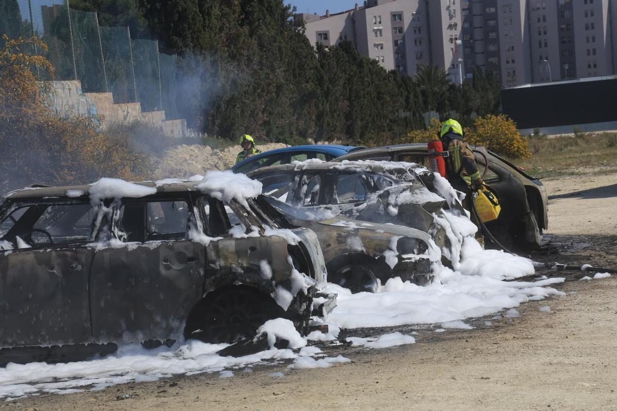 Arden cuatro coches en un descampado junto a la Cruz Roja de Alicante