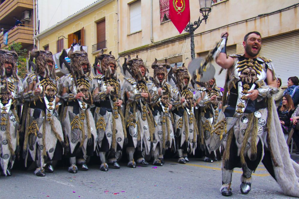 Moros y Cristianos desfilan en Onil entre la lluvia