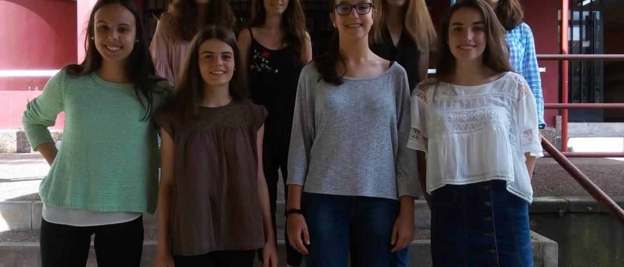 Delante, Lucía Villa, María Suárez, Carmen Vidal y Marta Rodríguez, y en la fila de atrás, María Ordieres, Ana Carrascal, Celia Melendi y Carmen Suárez, en la escalinata de entrada del Instituto Escultor Juan de Villanueva de la Pola.