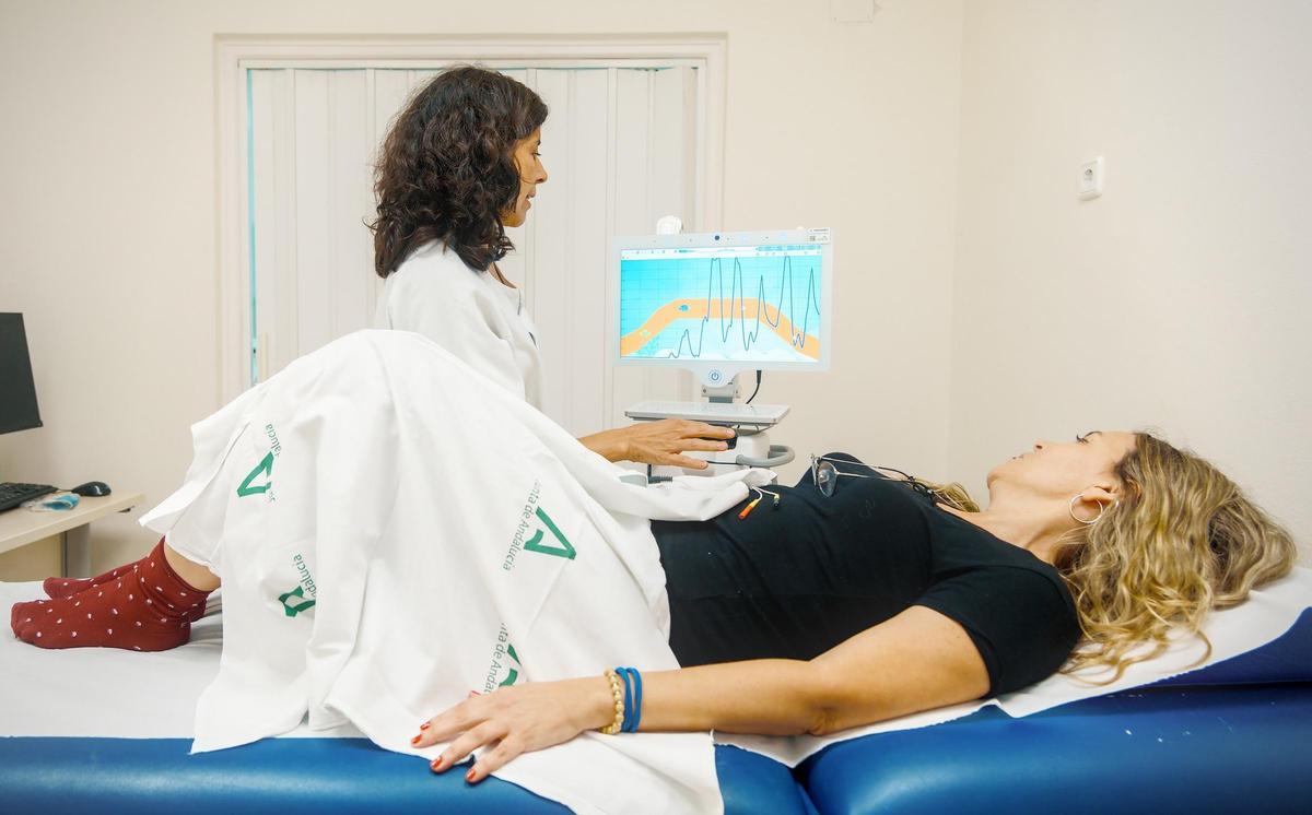 Una doctora asiste a una paciente con patologías relacionadas con suelo pélvico