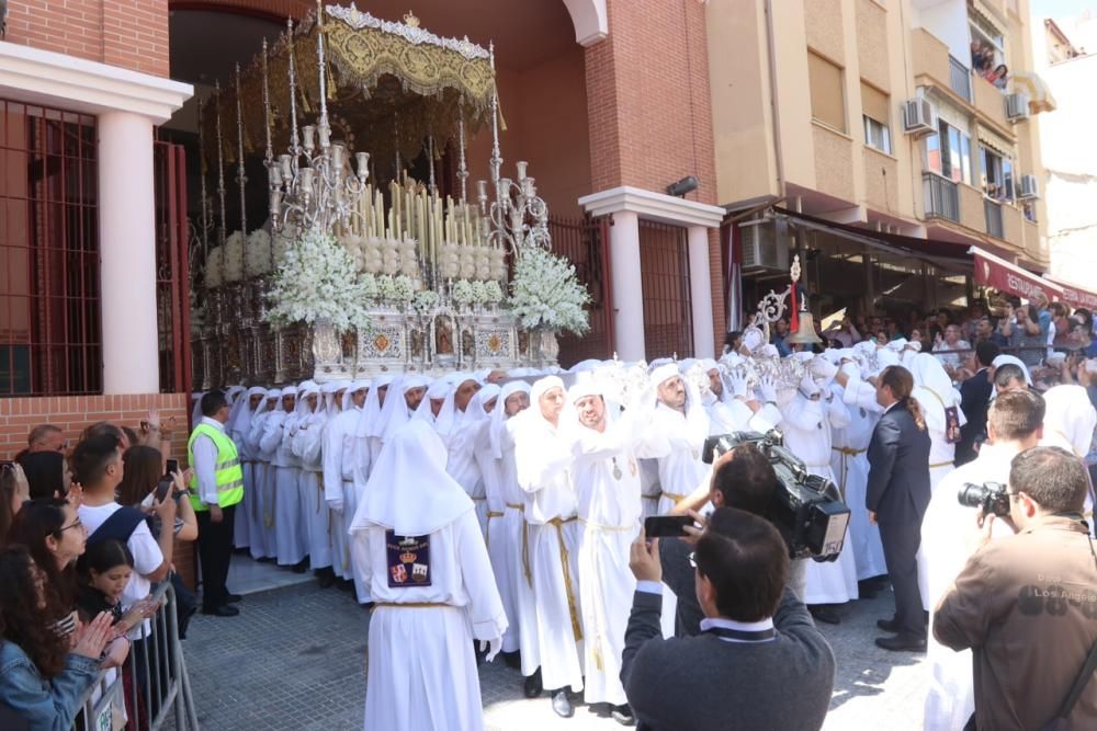 La Hermandad del Jesús Nazareno de los Pasos y María del Rocío Coronada abre los cortejos del día desde el entorno de la plaza de la Victoria