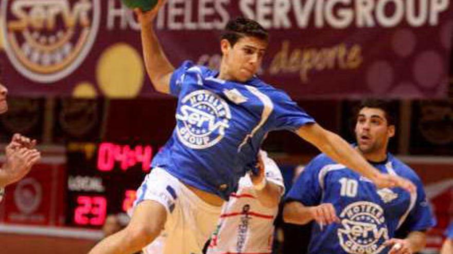 Pedro Reyes lanzando a la portería del Viveros Herol.