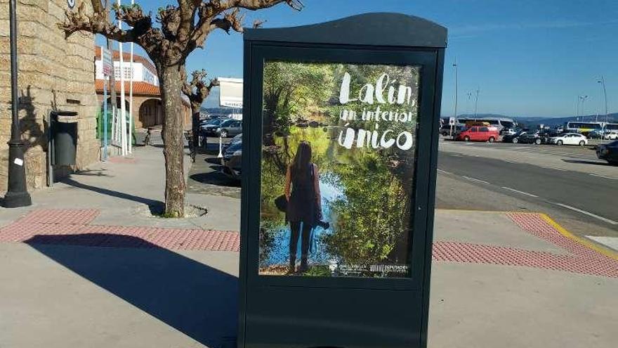 Cartel colocado en el puerto de O Grove.