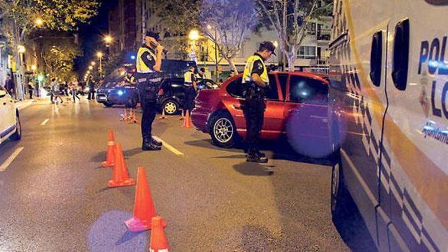 Agentes de la Policía Local de Palma, durante un control de vehículos.