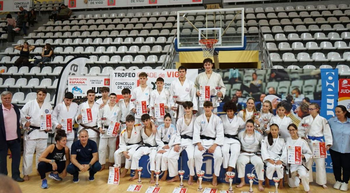 Los judokas gallegos logran dieciocho medallas en As Travesas