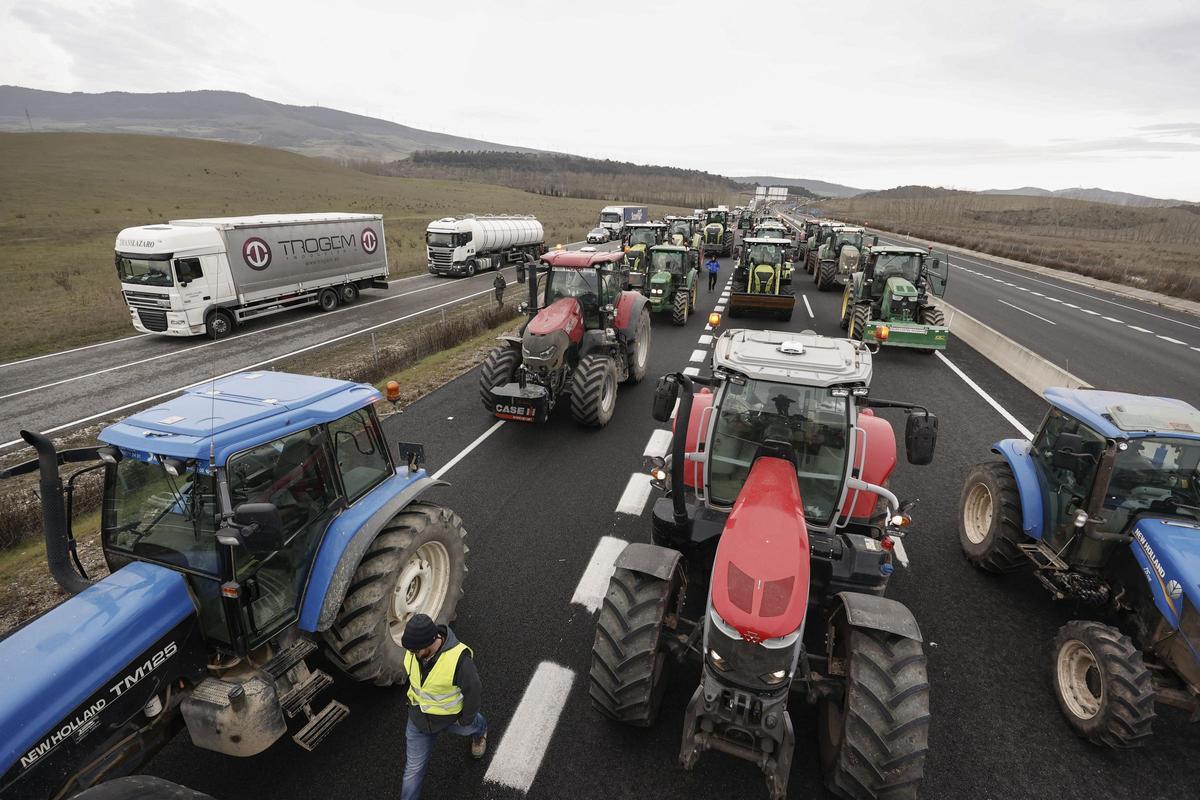 Situación tensa entre agricultores y Guardia Civil en el acceso a Pamplona