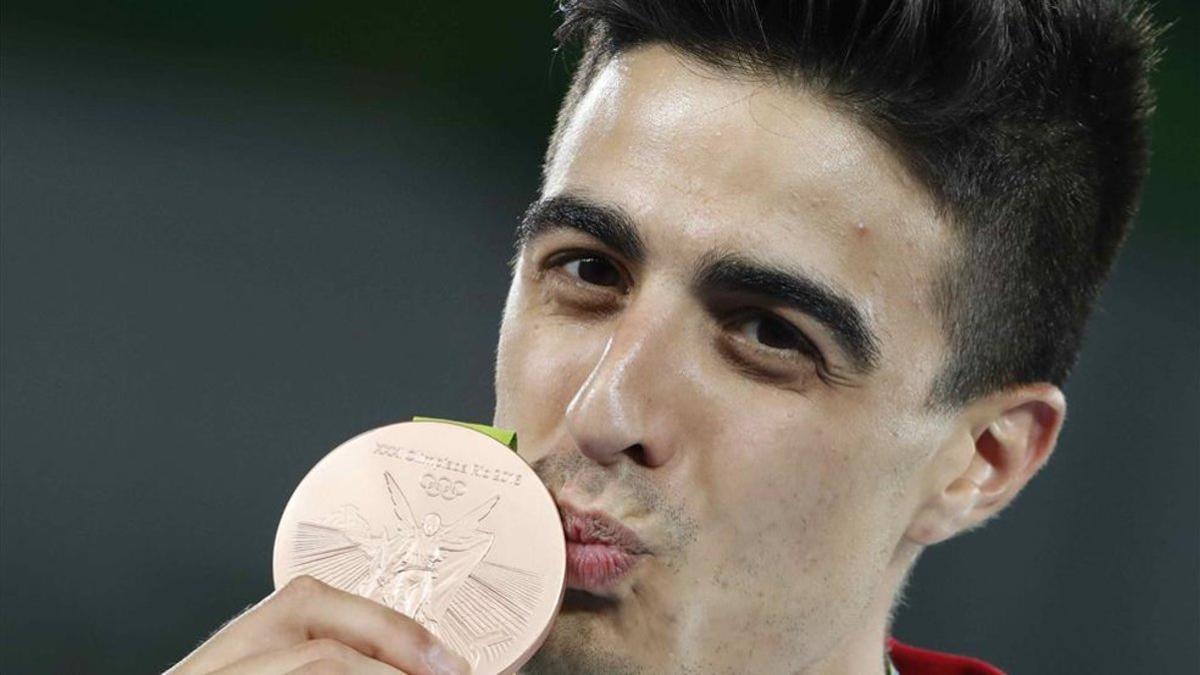 Joel González besa el bronce logrado en Río 2016