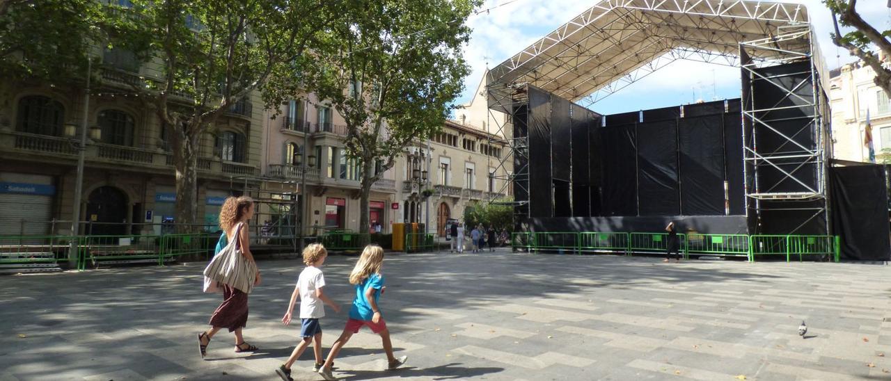 L’escenari de l’Acústica ja protagonitza la Rambla de Figueres després de dues edicions sense que el festival hi fes parada