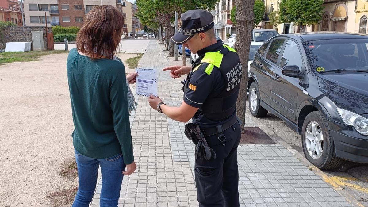 Un agent de la Policia Local de Sant Fruitós durant la campanya informativa