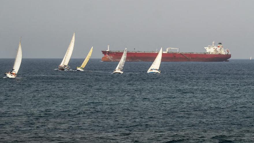 Salida, ayer, de la regata en Las Palmas de Gran Canaria.