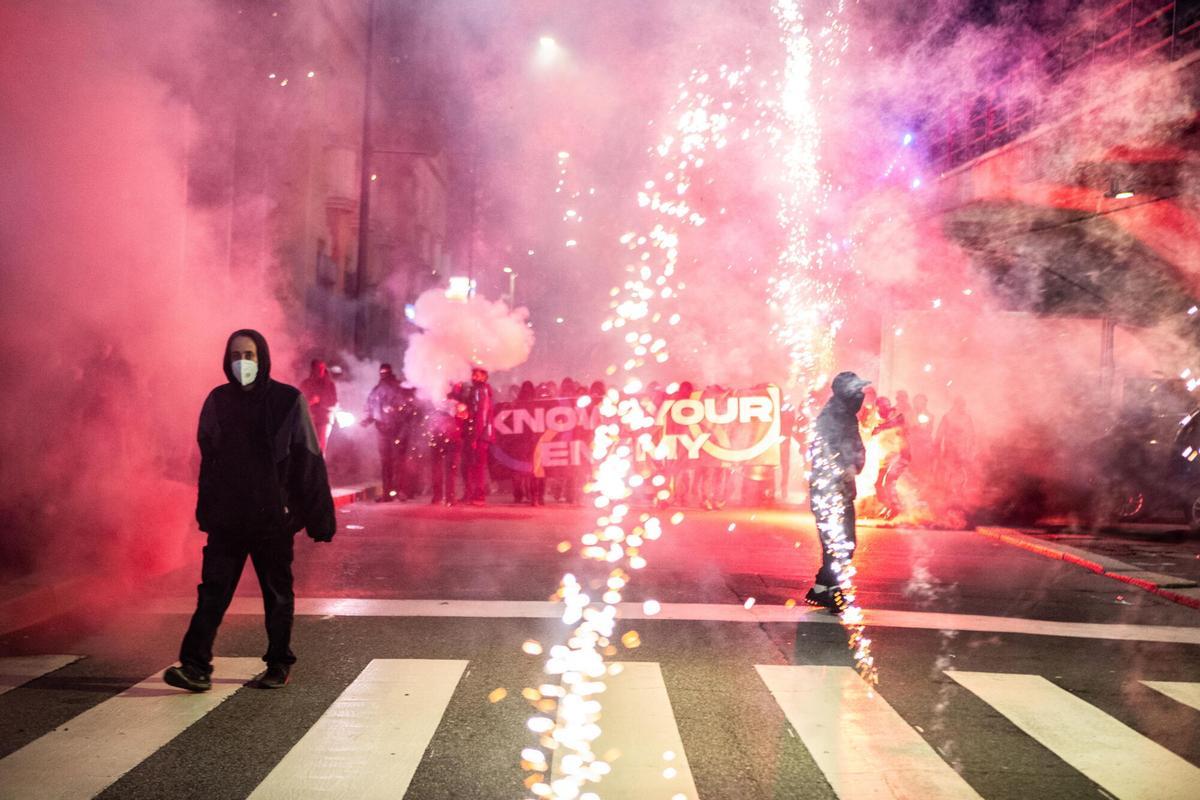MILAN (Italy), 07/02/2026.- Demonstrators clash with police during a protest against the Milano Cortina 2026 Winter Olympics in Milan, Italy, 07 February 2026. (Protestas, Italia) EFE/EPA/DAVIDE CANELLA