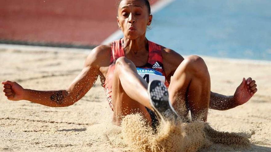 Ana Peleteiro, durante el salto de 14,55 metros que le permitió colgarse la medalla de oro en el Nacional, ayer en Getafe. // Javier López