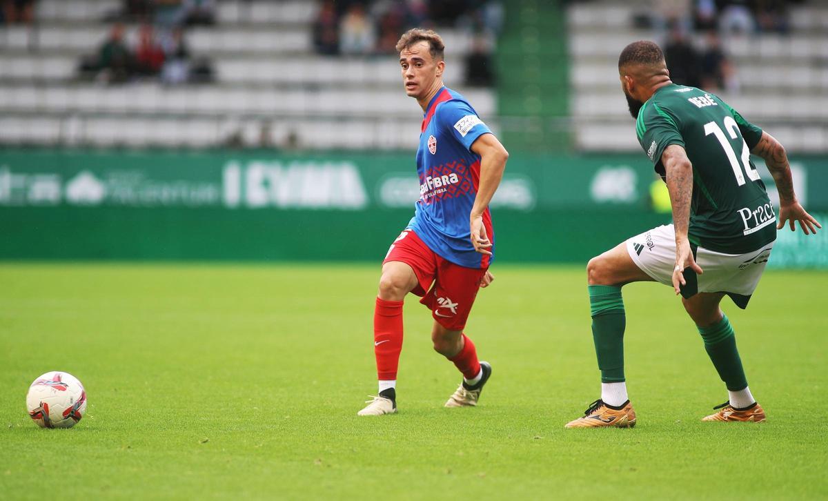 El Elche resbala en A Malata y frena su reacción (1-0) El Elche resbala en A Malata y frena su reacción (1-0)