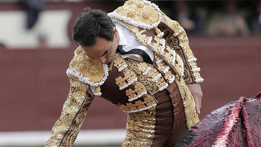 El diestro Manuel Jesús ´El Cid´ da un derechazo por abajo a su primer morlaco, durante la Feria de San Isidro.