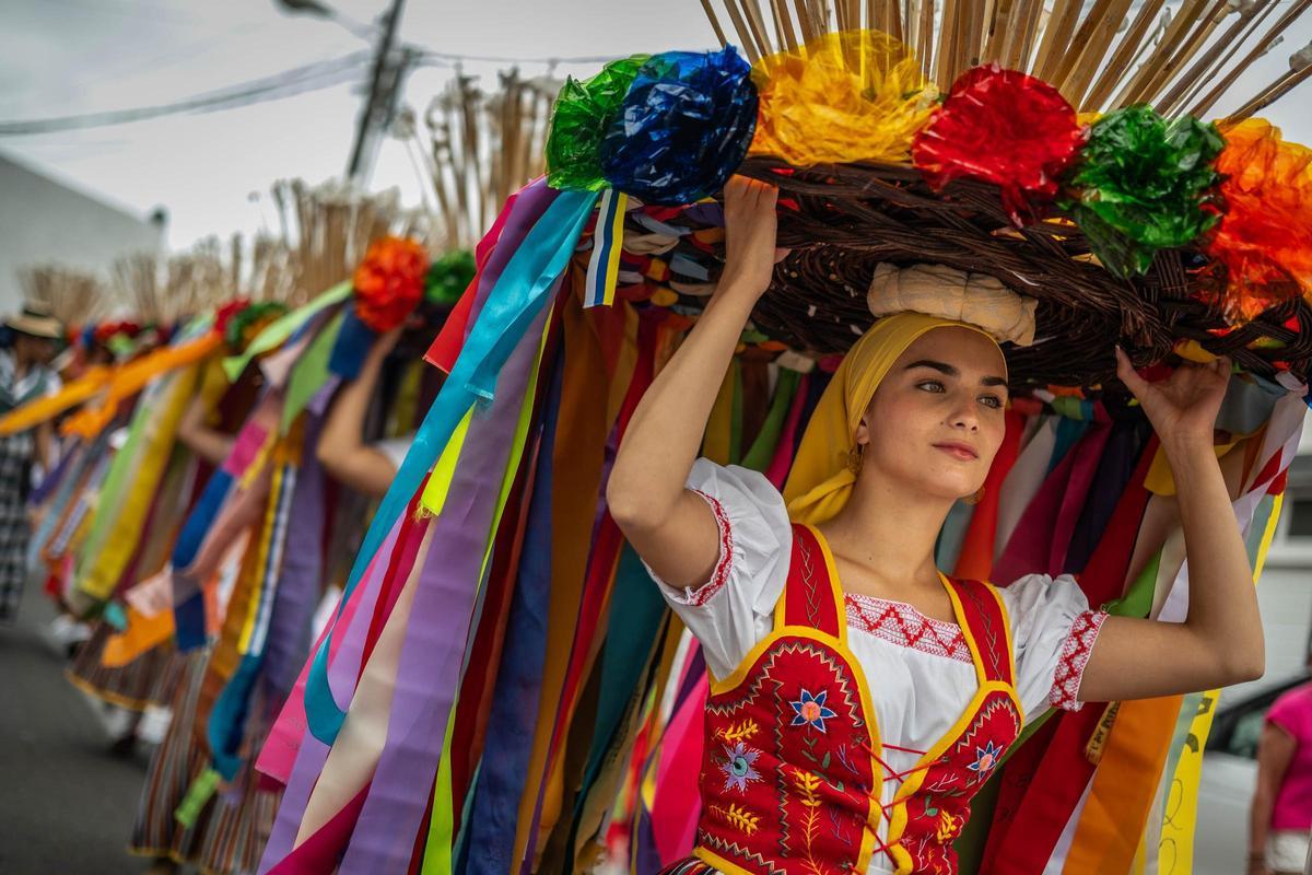 Subida de los cestos y bollos de Santa Bárbara (Icod de los Vinos)