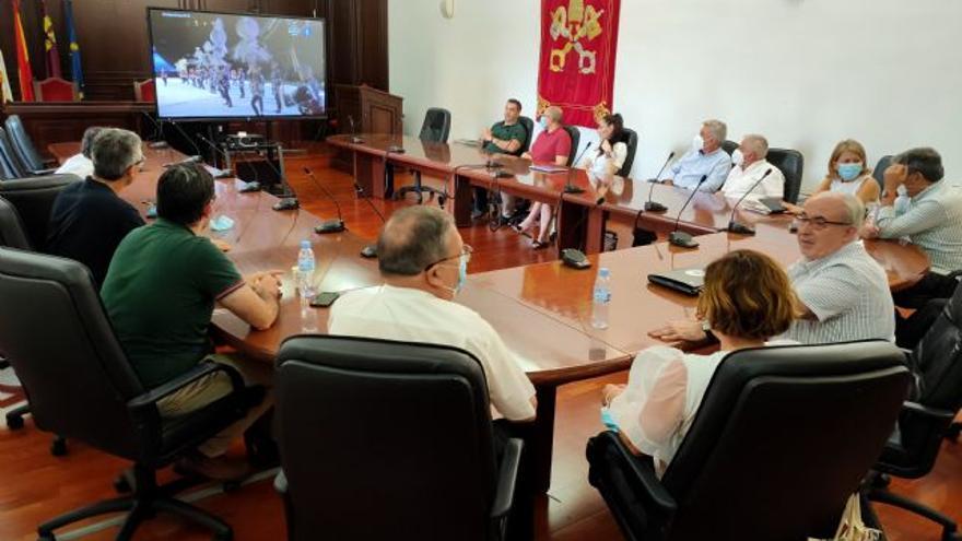 Mendoza, siguiendo la ceremonia de inauguración en la UCAM acompañado de varios directivos